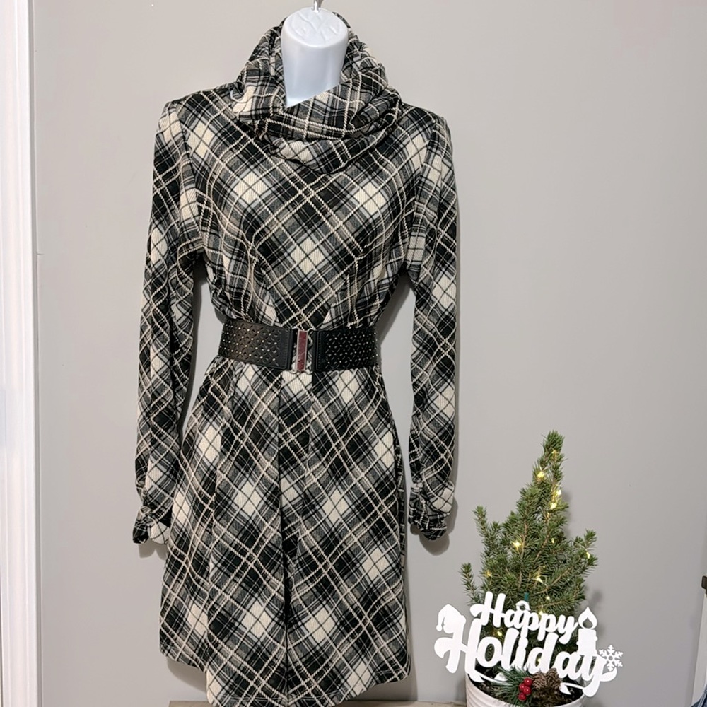 EUC Plaid dress with scrunch sleeves and detachable scarf